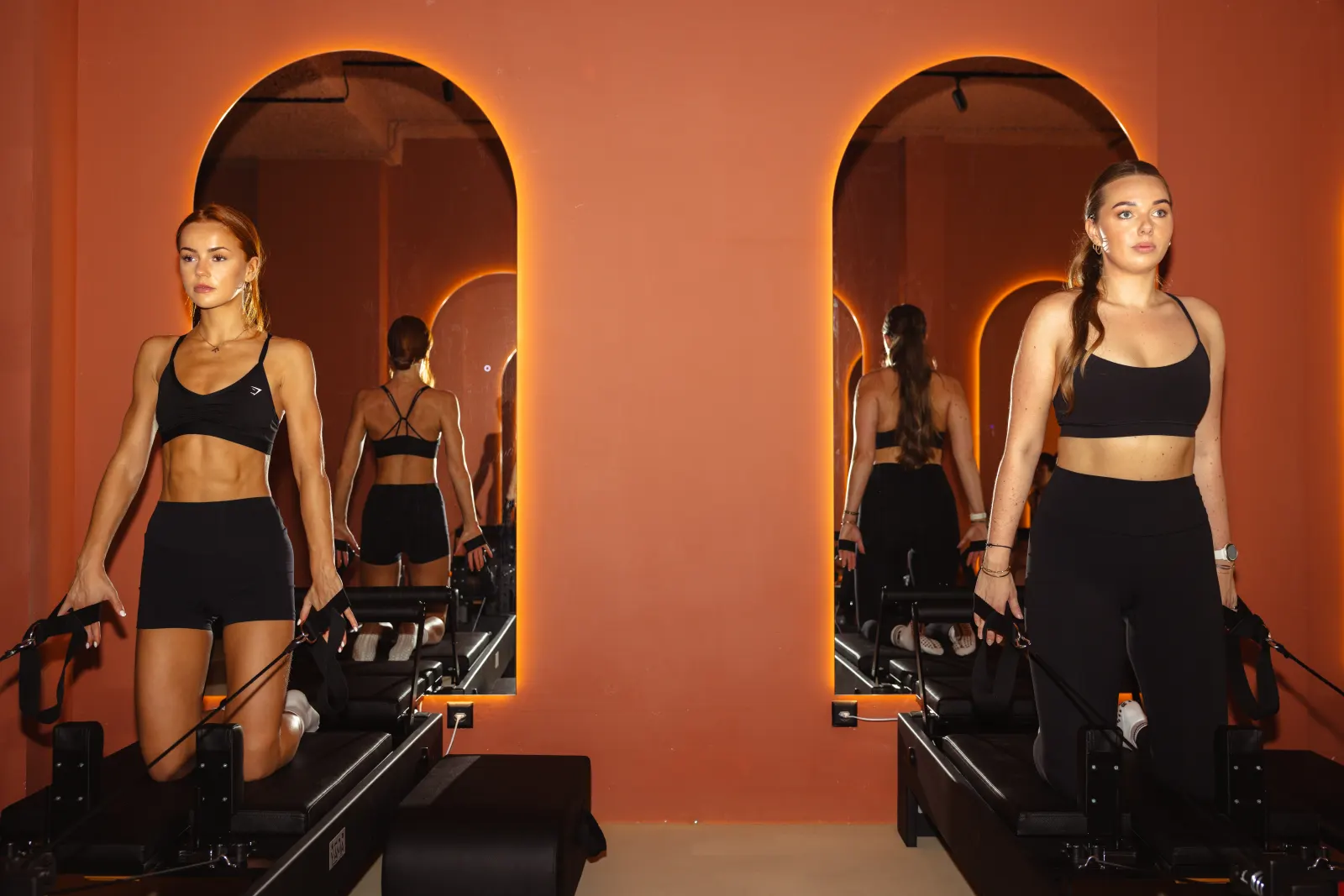 Leden op de reformers in de pilates studio van Reformed Collective in Beverwijk