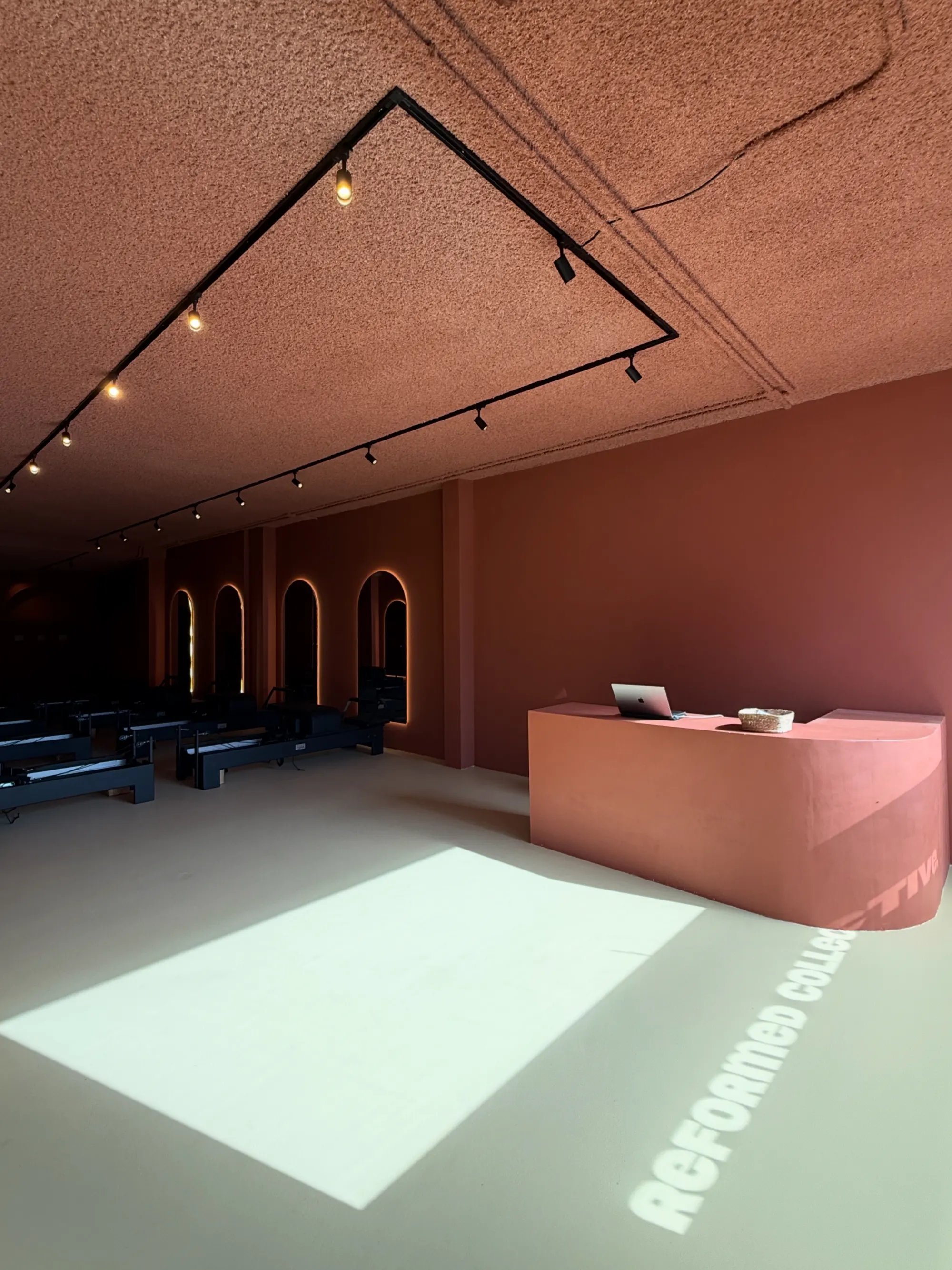 De reformer pilates studio van Reformed Collective in Beverwijk, met balie en reformers